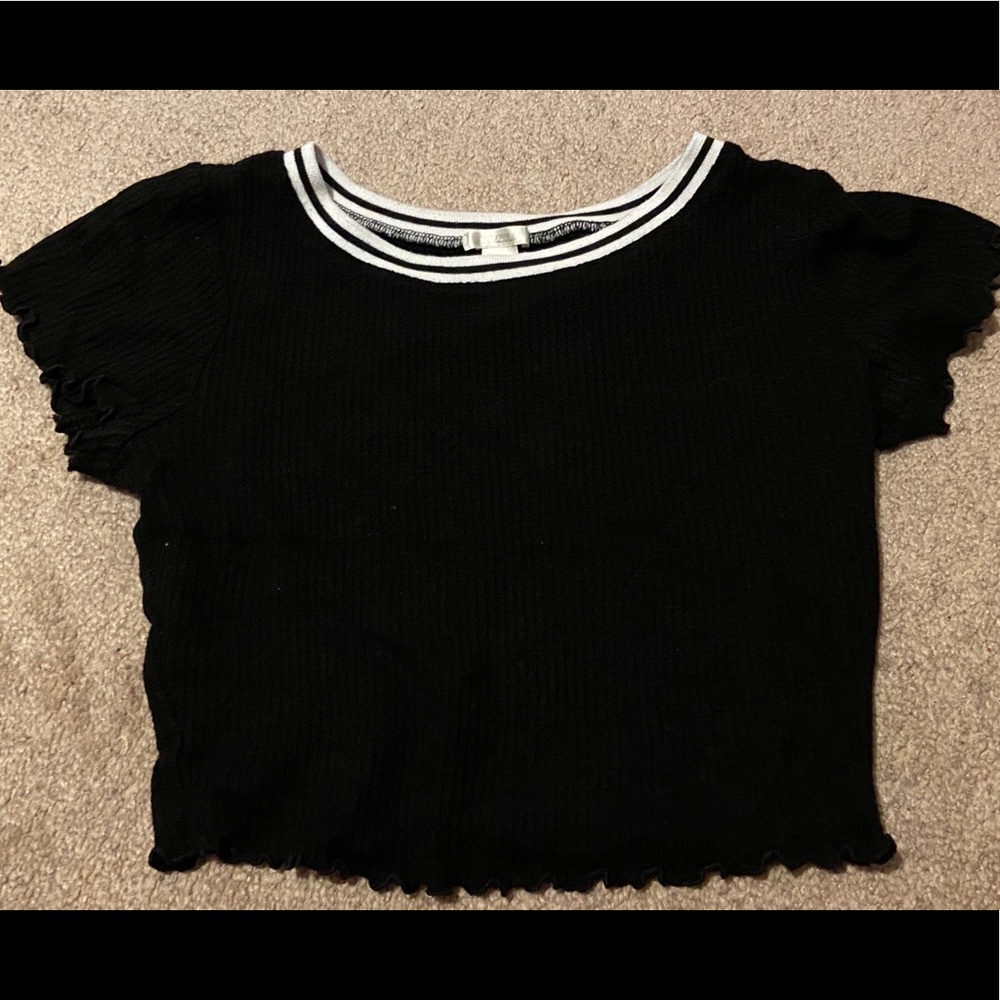 Black crop top with, white and black ring